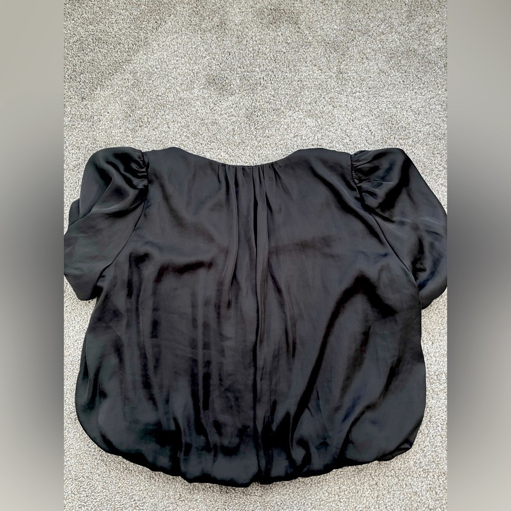 ASTR The Label Satin Bubble Hem Blouse Women’s Size XL Black V Neck Crop… - Picture 10 of 12